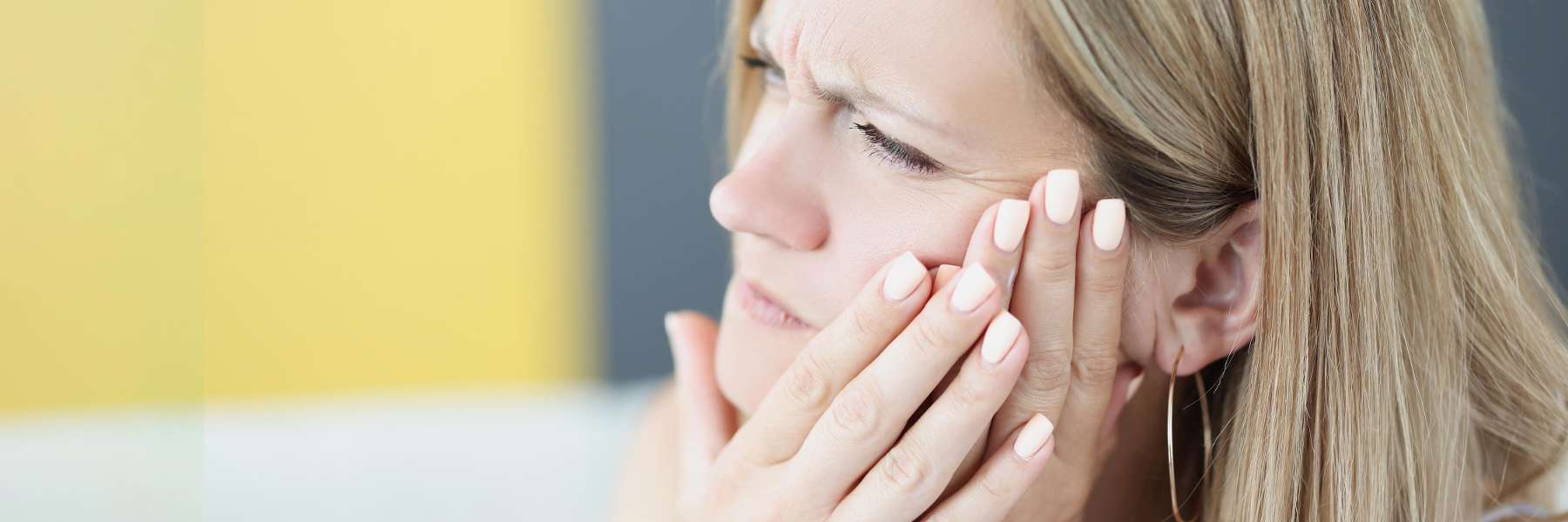 woman with tooth pain, needing emergency dentist prahran